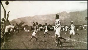 Partido en las canchas de La Sabana, entre La Libertad y Herediano, a principios de los años 1920s.