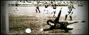 El arquero chapín Rómulo Estrada es vencido por el alero izquierdo morado Gerardo Solano en la serie Saprissa vs Aurora. Los guatemaltecos avanzaron mediante una moneda al aire en 1974.
