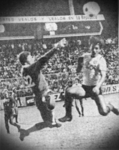 El arquero norteño Elmer Picado sale a rechazar un balón pretendido por el alajuelense Álvaro Solano en un partido de 1980, que terminó antes de tiempo porque el público en las gradas no devolvió más el balón. 