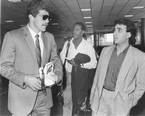 Luis Gabelo Conejo y el intermediario argentino, Eduardo Petrini en 1990, durante una visita al país. El argentino nunca apareció con los $40.000 del CS Cartaginés. Foto: La Nación.