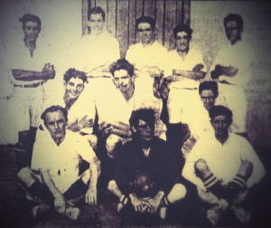 Israel Gutiérrez, arriba al extremo izquierdo, fue uno de los dos jugadores que LDA le prestó a La Libertad para que no jugase con 9, el 22 de octubre de 1922, en partido de Segunda División.